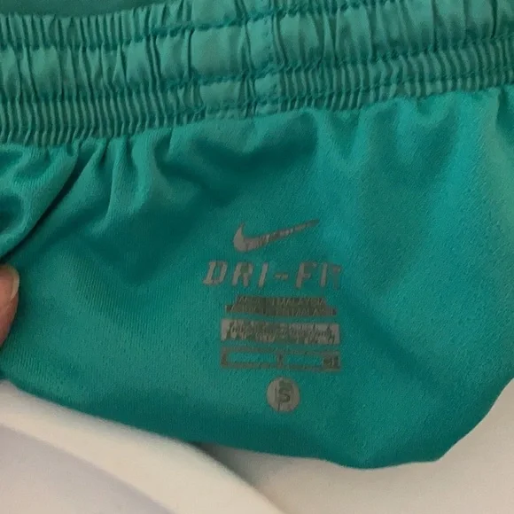 Nike running shorts size small - Picture 3 of 7